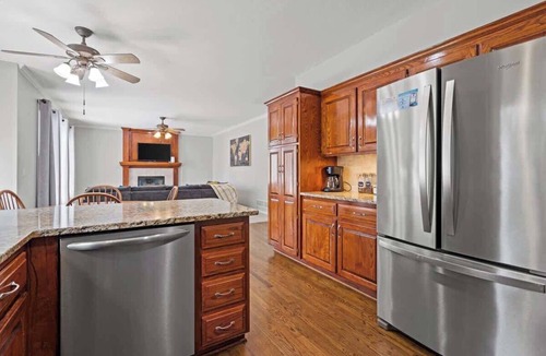 Shawnee House | 5 King Beds! Mins to Attractions, Great for Groups