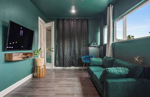 Orlando Villa | 5BDR Villa Pet Friendly Fenced in Backyard Walking Distance to Restaurants