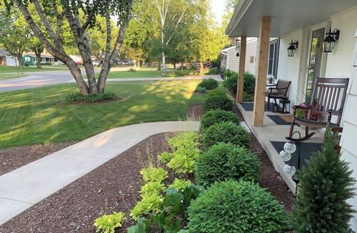 Allouez House | 5br minutes to Lambeau w/WiFi, Grill & Firepit - Walk to stores & restaurants