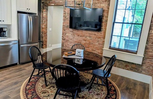 Madison House | 604 GQ on Mulberry: 2 King Luxury Suites, Patio