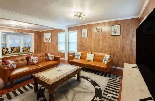 Euless Cabin | 611 W Mills Drive Euless TX · Pleasant & Welcoming Cabin w/ Private Parking