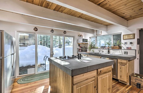 Tahoe Paradise Cabin | 8 Mi to Heavenly Mtn Resort! Hot Tub Hideaway