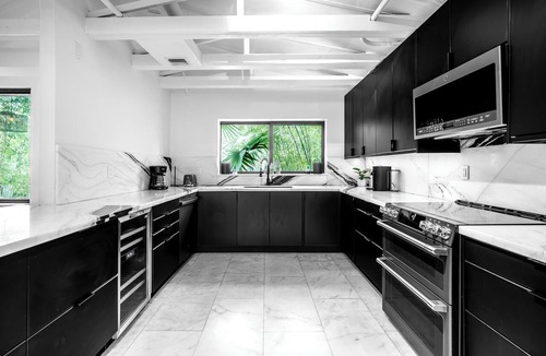 Bryant House | 8BR Near Kiki on the River, Cinema, Pool, Gym, BBQ