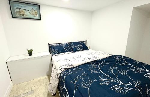 North York House | 8mins to Pearson airport -2mins to shopping mall & HW 401