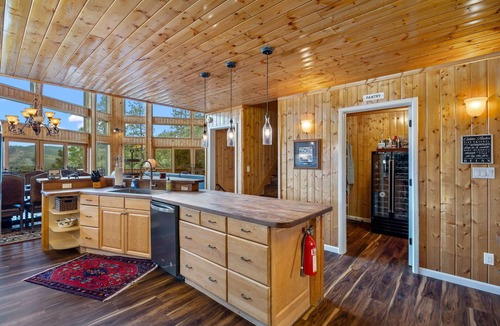 Greer Cabin | A Bear's View Luxury Cabin 4Bd/4.5Ba 8 Beds Sleeps 12 Great ski/summer getaway!