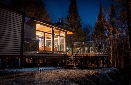 La Conception Cabin | A cabin of windows amongst the trees- 15 mins from Mont Tremblant!