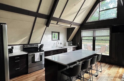 West Salem House | A-Frame Cozy Cabin/HOT TUB/Sleeps 6