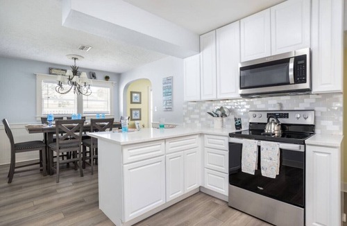 Varnum Park House | A Hidden Gem in the Heart of Eau Gallie, pickleball or enjoy the pool sleeps 18