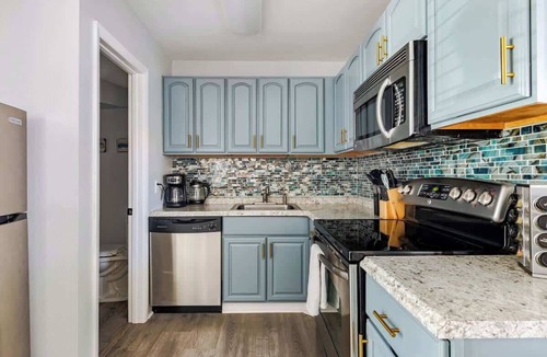 Cape Caneveral Beach Gardens Condo | A+ Location~ Backyard~ BBQ~ 1 GIG wifi~ Beach 5 mins
