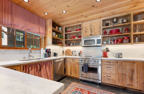 Serene Lakes House | A Serene Mountain Getaway