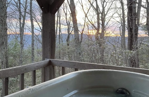 Piper Gap Cabin | A Unique Bed and Breakfast.Log Cabins, with Hot Tubs and Breakfast Delivered Each Morning :)