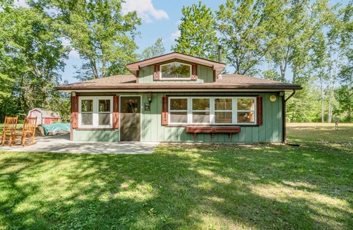 Au Gres House | Adorable cabin nestled along Schnitzelbank Creek with private beach access