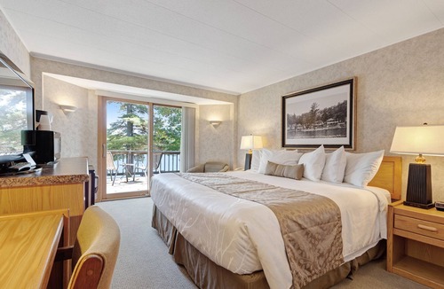 Eagle River Apartment | Adorable, motel-style rental w/ shared dock & sports courts - dogs welcome!