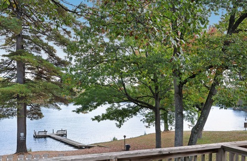 Eagle River Apartment | Adorable, motel-style rental w/ shared dock & sports courts - dogs welcome!