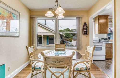 Navy Point House | Adorable Navy Point Cottage - Pet Friendly - Conveniently Located - Watch The Blue Angels Practice