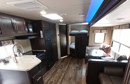 Southwest Meade House | Adventure Awaits! Spacious Camper, Off-Grid Experience