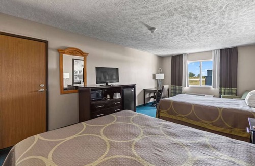 El Paso Hotel | Adventure Hub Near Peoria & Bloomington | Affordable El Paso Stay w/Parking
