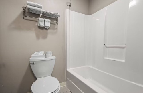 El Paso Hotel | Adventure Hub Near Peoria & Bloomington | Affordable El Paso Stay w/Parking