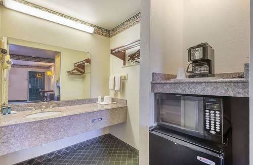 Three Rivers House | Affordability Meets Comfort! Pets Allowed, Free Parking, Onsite Dining!