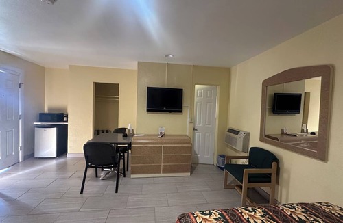 Daytona Beach Hotel | Affordable 2 Queens Near Sun Splash Park – Less than 4 Miles Away - 4 Units!