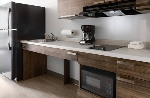 Ashwaubenon Hotel | Affordable Extended-Stay Room with Full Kitchen and Outdoor Grilling Pavilion