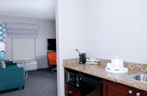 Wesley Chapel Hotel | Affordable King Size Studio w/Sofabed & Breakfast