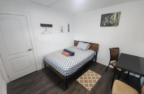 Mount Dennis House | Affordable Quiet Private Room - 10-min Walk to Subway