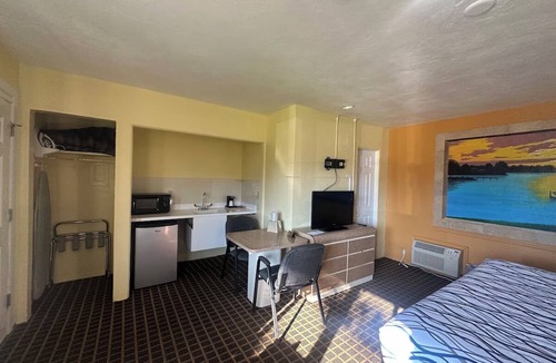 Daytona Beach Hotel | Affordable Room with King Bed & Essentials – 10 Min Drive to Daytona Beach