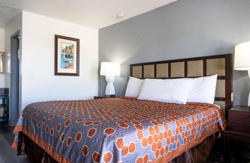 Ocala Hotel | Affordable Stay Near Community Parks w/a King-Sized Bed