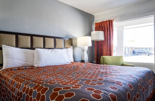 Ocala Hotel | Affordable Stay Near Community Parks w/a King-Sized Bed