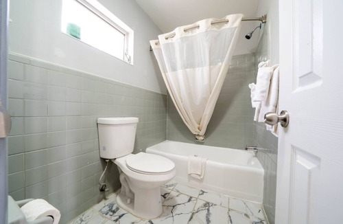 Ocala Hotel | Affordable Stay Near Community Parks w/a King-Sized Bed
