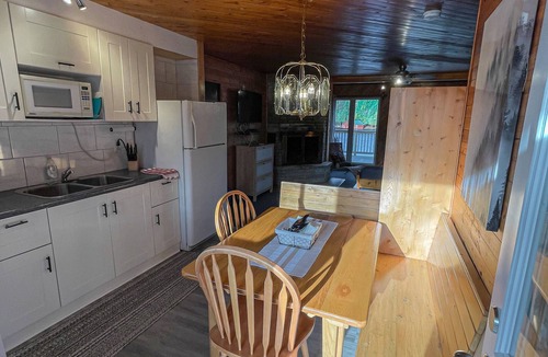 Magnetawan Cottage | Ahmic Lake Resort's 2-Bedroom Cottage (Elk Cottage)