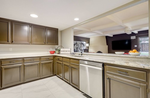 Paradise Hills Civic House | Albuquerque Home w/Hot Tub + Putting Green!