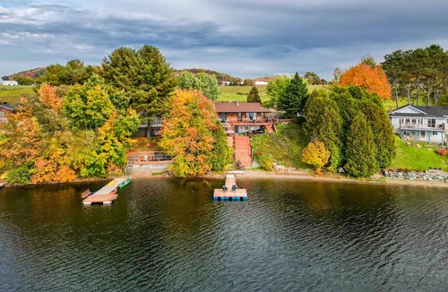 Saint-Andre-Avellin Ski Chalet | All Decked Out: Stunning Hot Tub View