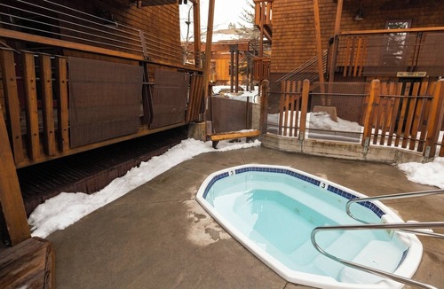 Truckee Hotel | Alpine Adventure Awaits: 2 Comfy Rooms Near Lake Tahoe - Pets Welcome!