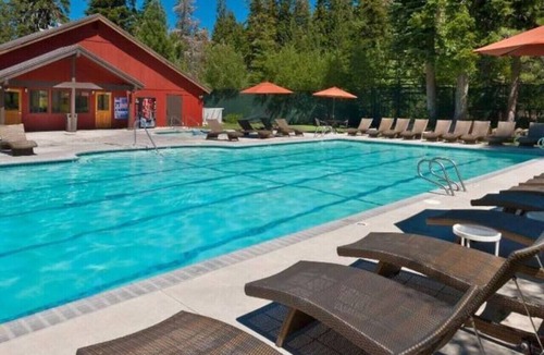 Tahoe Woods Apartment | Alpine Escape Room: Min to Lake/Pool/HotTub/Sauna