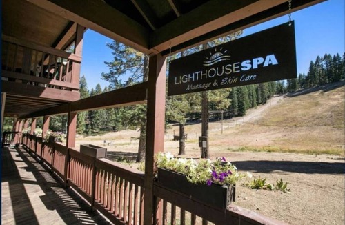 Tahoe Woods Apartment | Alpine Escape Room: Min to Lake/Pool/HotTub/Sauna