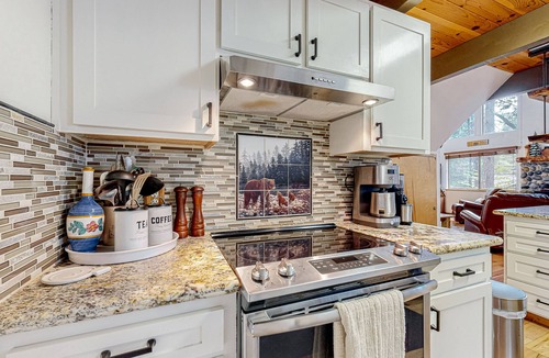 Arnold House | Alpine gem with private deck & yard + on-site lakes, pool, golf, & rec courts
