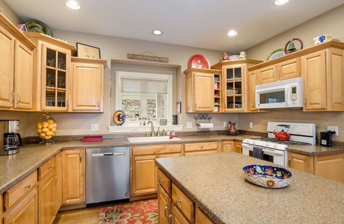 Redgranite Cabin | Amazing Large Sandy Beach, Hot tub, Fireplace, Dog Welcome, Kayaks, Paddleboards