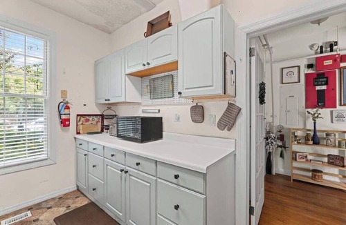 Downtown Historic District Apartment | Amelia Earhart Room | Team Joseph Ellen
