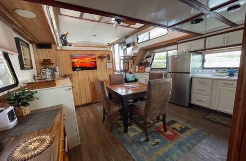 Springs at Kings Bay Boat Rental | Anglers Inn Floating Suite Luxury houseboat— Scallop Kayak Three Sisters Springs