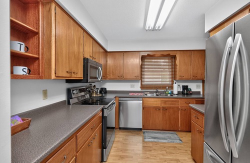 Ankeny House | Ankeny 3BR Stay with Office, King Bed, Sleeps 9