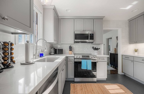 Wallingford House | Arcade/Game Console ~ Beach & Lake Access ~ Parking ~ NFL