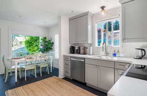 Wallingford House | Arcade/Game Console ~ Beach & Lake Access ~ Parking ~ NFL