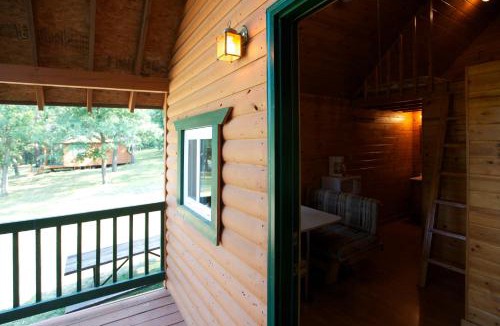 Marquette County Resort | Arrowhead Camping Resort Loft Cabin 22