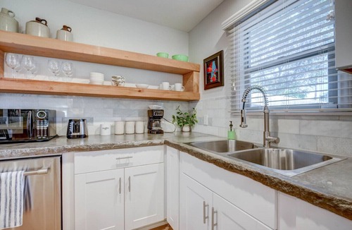 Lubbock House | Artistic Escape - 2BR/2Bath - Dog Friendly