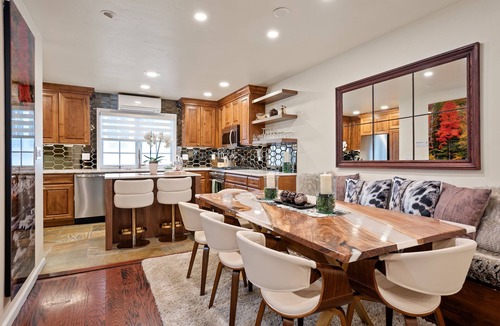 Aspen House | Aspen Core Designer 4 Bdrm, Walk to Everything , A/C, Parking
