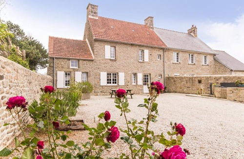 Sainte-Genevieve Cottage | Authentic House with Garden and BBQ