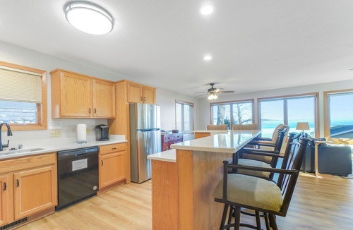 Markesan House | Awesome Lake Getaway On Beautiful Green Lake