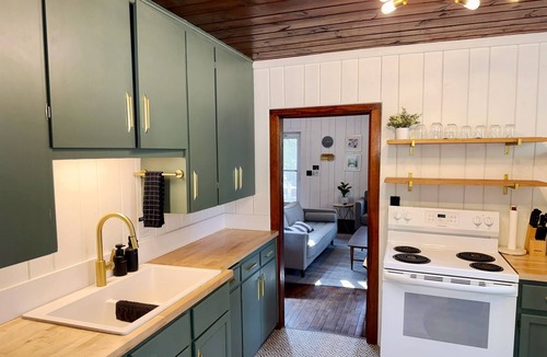 Baileys Harbor Cottage | Baileys Harbor - 4BR Fire Pit Coffee Bar - Sleeps 8